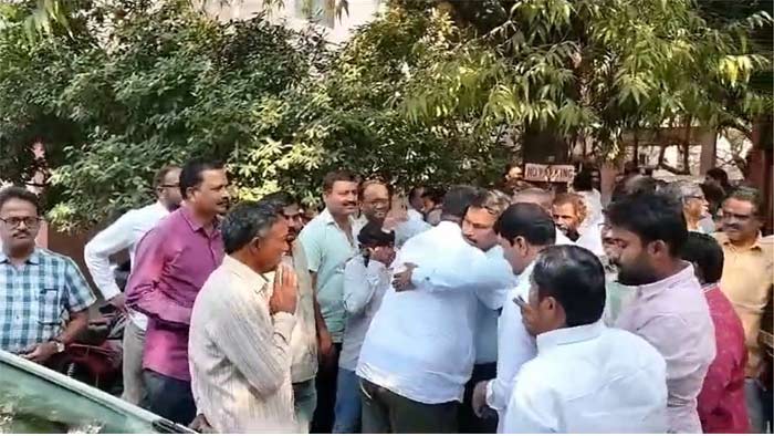 Srinivasr Rao: డీహెచ్⁭గా శ్రీనివాసరావు రిలీవ్.. హత్తుకుని కన్నీళ్లు పెట్టుకున్న డాక్టర్లు