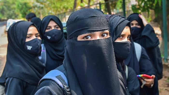 Hijab: “ఇక మీకు నచ్చిన దుస్తులు ధరించవచ్చు”.. కర్ణాటకలో హిజాబ్‌పై బ్యాన్ ఎత్తివేత..