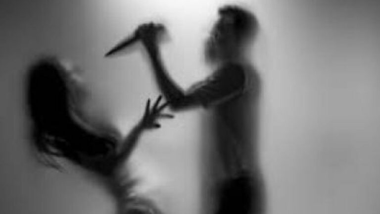 Crime News: టీకి 10 నిమిషాలు పడుతుందన్నందుకు.. భార్యను కత్తితో నరికి చంపిన భర్త!