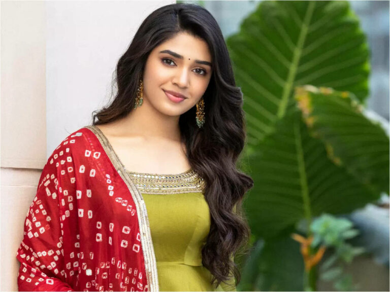 Krithi Shetty: బంపర్ ఆఫర్ కొట్టేసిన బేబమ్మా.. ఏకంగా రూ. 100 కోట్ల సినిమా లో ఛాన్స్..