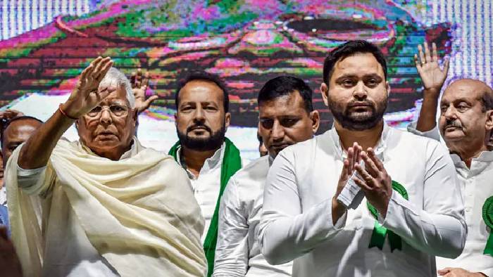 Lalu Yadav: “ల్యాండ్ ఫర్ జాబ్” స్కామ్.. లాలూ, తేజస్వీలకు ఈడీ సమన్లు..
