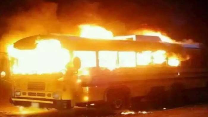 Chhattisgarh: 30వ జాతీయ రహదారిపై మావోల బీభత్సం.. ప్రయాణికుల బస్సు దగ్ధం