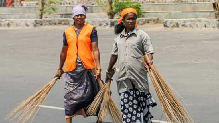 Sanitation workers: ఐదు రోజులుగా పారిశుధ్య కార్మికుల సమ్మె.. ఇళ్లల్లో పేరుకుపోతున్న చెత్త!