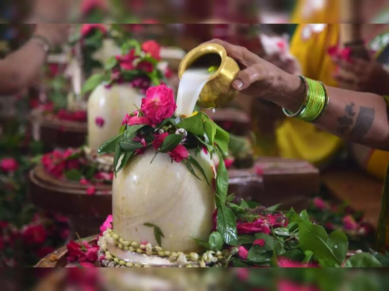 Monday : శివుడికి అభిషేకం చేస్తే కలిగే ఫలితాలు ఏంటో తెలుసా?