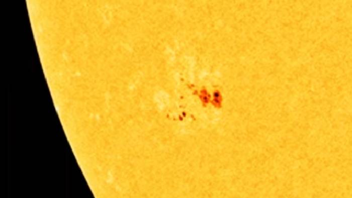 Sunspot: భూమికి ఎదురుగా సూర్యుడిపై భారీ సన్‌స్పాట్.. భూమి కన్నా రెండింతలు పెద్దది..