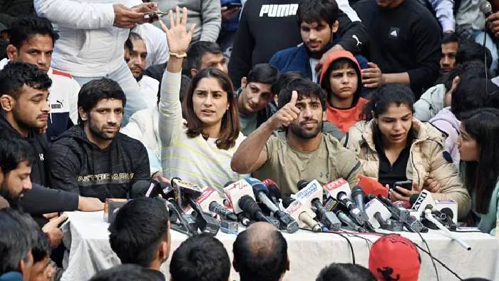 WFI Row: రెజ్లింగ్ బాధ్యతలు ఇండియన్ ఒలింపిక్ చేతుల్లోకి.. ప్యానల్ ఏర్పాటు చేయాలని కేంద్రం ఆదేశం..