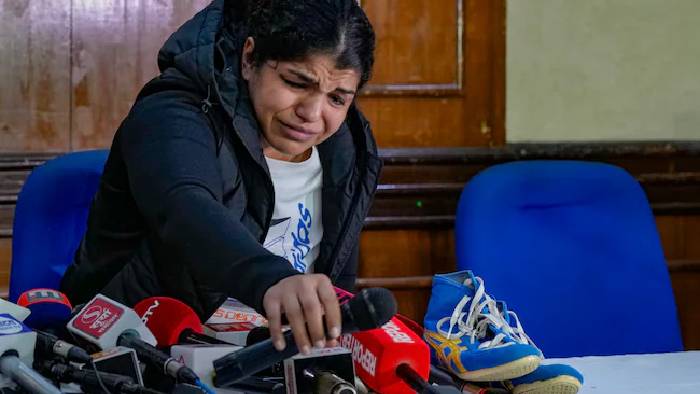 WFI: డబ్ల్యూఎఫ్ఐ చీఫ్‌గా బ్రిజ్ శరణ్ సన్నిహితుడు .. ఏడుస్తూ రెజ్లింగ్‌కి గుడ్‌బై చెప్పిన సాక్షి మాలిక్..