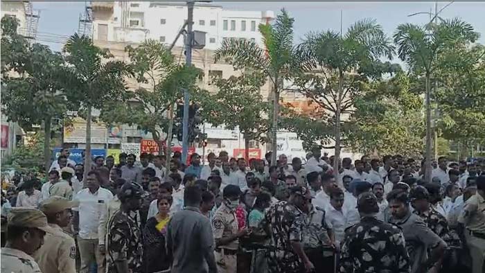 Somajiguda: యశోద ఆస్పత్రి వద్ద మహిళా కార్యకర్తలు ఆందోళన..