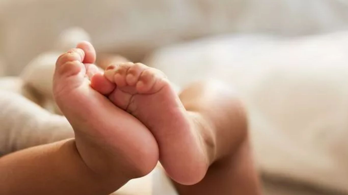 Girl Delivers Baby: ప్రభుత్వ హాస్టల్‌లో ఉంటూ.. బిడ్డకు జన్మనిచ్చిన తొమ్మిదో తరగతి విద్యార్ధిని!