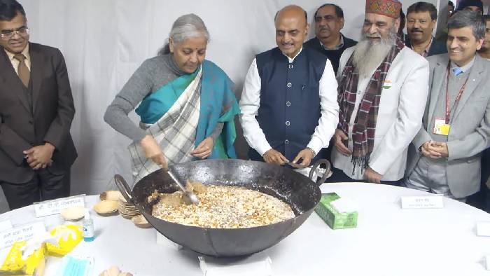 Budget Halwa: “బడ్జెట్ హల్వా” కార్యక్రమంలో నిర్మాలా సీతారామన్.. అసలు ఈ హల్వా ప్రాముఖ్యత ఏంటి..?