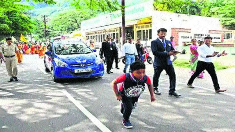 Viral News: వామ్మో.. ఈ బుడ్డోడు మామూలోడు కాదు.. ఏకంగా కారునే లాగేశాడు..