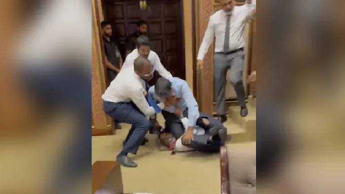 Maldives: మాల్దీవుల పార్లమెంట్‌లో గందరగోళం.. ఎంపీల కొట్లాట.. వీడియో వైరల్..