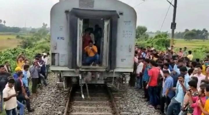 Bihar : కదులుతుండగానే రెండు భాగాలుగా విడిపోయిన ట్రైన్.. భయాందోళనలో ప్రయాణికులు