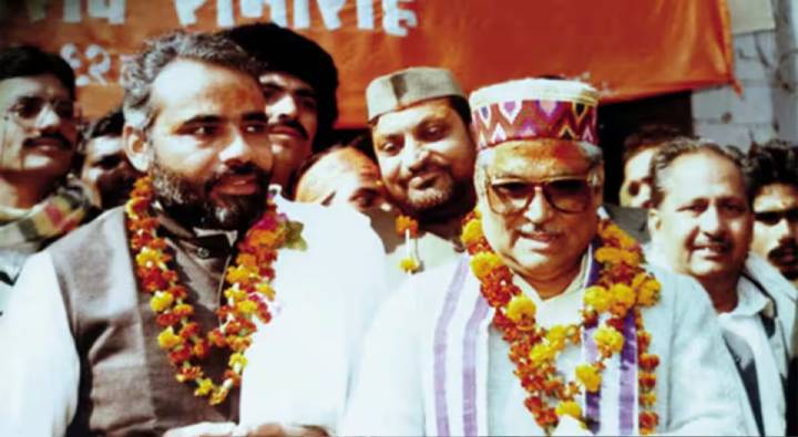 Narendra Modi : 32ఏళ్ల క్రితం నరేంద్ర మోడీ అయోధ్యకు చేరుకున్న ఫోటో.. ఎంత హ్యాండ్సమ్‎గా ఉన్నాడో.!