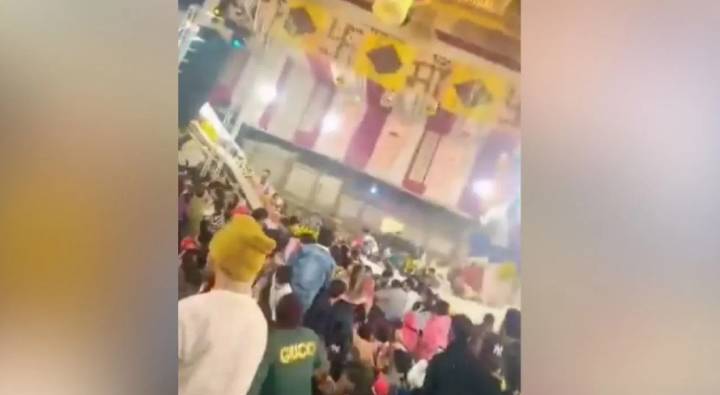 Delhi : ఢిల్లీలోని కల్కాజీ ఆలయంలో వేదిక కూలడంతో ఒకరి మృతి.. 17మందికి గాయాలు