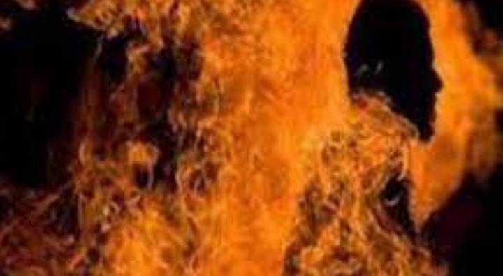 UP : ఉత్తరప్రదేశ్ లో దారుణం.. బాబాపై పెట్రోల్ పోసి నిప్పు పెట్టిన రౌడీలు