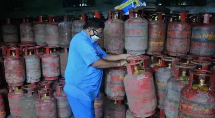 LPG Price: కొత్త సంవత్సర కానుక… తగ్గిన ఎల్పీజీ సిలిండర్ ధరలు