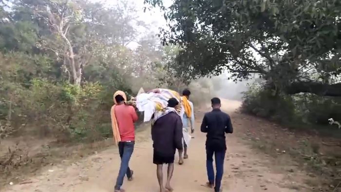 Tragedy: వాహనం లేక.. మృతదేహాన్ని 20 కిలోమీటర్లు భుజాలపైనే..!