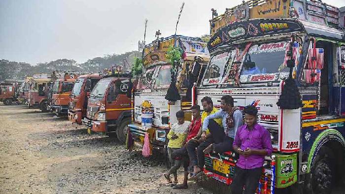 Truckers Protest: ట్రక్ డ్రైవర్ల ఆందోళనల నేపథ్యంలో కాసేపట్లో కేంద్రం కీలక భేటీ..