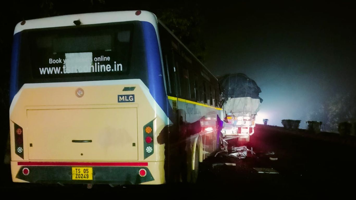 Road Accident: లారీని ఢీకొన్న టీఎస్ఆర్టీసీ బస్సు.. ఇద్దరు మృతి, 10 మందికి గాయాలు!