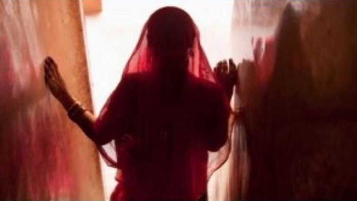 Uttarpradesh: రోజూ పేరెంట్స్‌కు అన్నంలో నిద్రమాత్రలు పెట్టి.. ప్రియుడిని పిలిపించుకుని రొమాన్స్.. కట్‌చేస్తే..