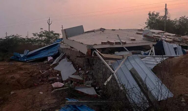 BRS : మల్లాపురంలోని బీఆర్‌ఎస్‌ కార్యాలయం కూల్చివేత