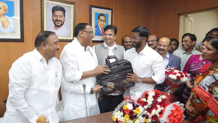 Congress MLC’s : ఎమ్మెల్సీలుగా ప్రమాణ స్వీకారం చేసిన బల్మూరి వెంకట్‌, మహేష్‌ కుమార్‌ గౌడ్‌