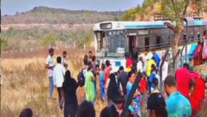 Bus Accident : అదుపు తప్పి పొలాల్లోకి దూసుకెళ్లిన ఆర్టీసీ బస్సు..