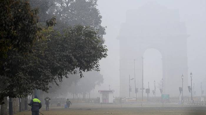 Delhi: ఢిల్లీలో కమ్ముకున్న పొగమంచు.. పలు విమానాలు రద్దు.. రైళ్లు ఆలస్యం..