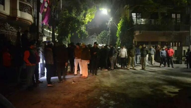 Delhi : ఢిల్లీలో ఘోర అగ్ని ప్రమాదం.. రెండు కుటుంబాలు సజీవదహనం..