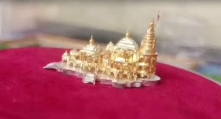 Ayodhya Rama Temple : వావ్ అద్భుతం.. గోరు అంత సైజులో బంగారు రామ మందిరం.. నెటిజన్స్ ఫిదా..