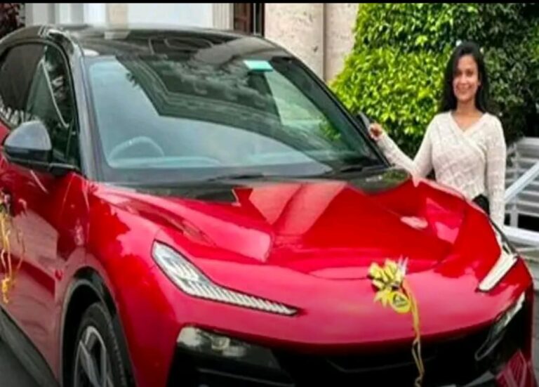 Hyderabad Women : అత్యంత ఖరీదైన కారు కొన్న హైదరాబాద్ మహిళ.. ఎన్ని కోట్లంటే?