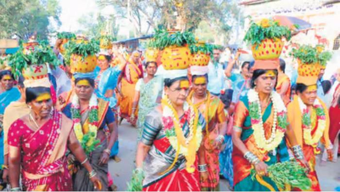 Mallanna : ఐనవోలు మల్లన్న దర్శనానికి పోటెత్తిన భక్తులు