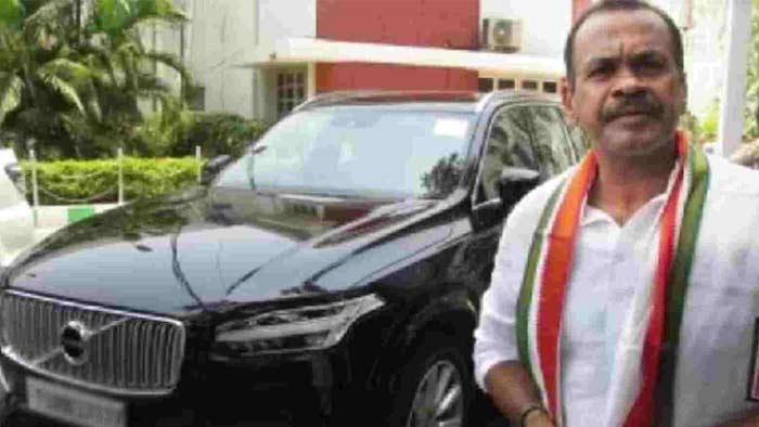 Komati Reddy Venkat Reddy: తన వాహనానికి తానే స్వయంగా జోడో యాత్ర పోస్టర్ అతికించుకున్న మంత్రి..