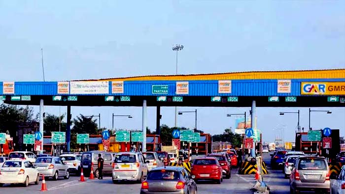 Panthangi Toll Plaza: ఏపీకి క్యూ కట్టిన వాహనాలు.. రద్దీగా మారిన  పంతంగి టోల్‌ ప్లాజా..