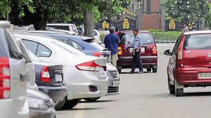 Parking: పార్కింగ్ కోసం గొడవ.. కార్లుతో ఈడ్చుకెళ్లి హత్య..