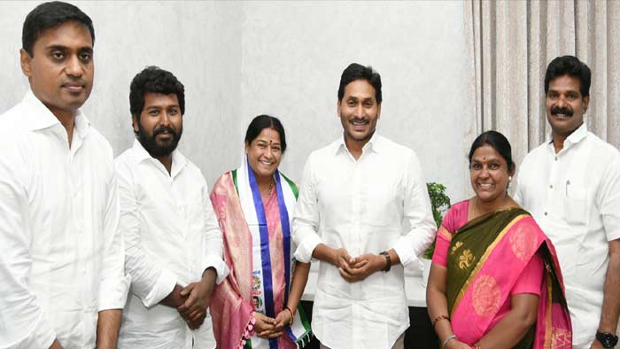 YCP Joining: సీఎం జగన్ సమక్షంలో వైసీపీలో చేరిన బళ్ళారి మాజీ ఎంపీ