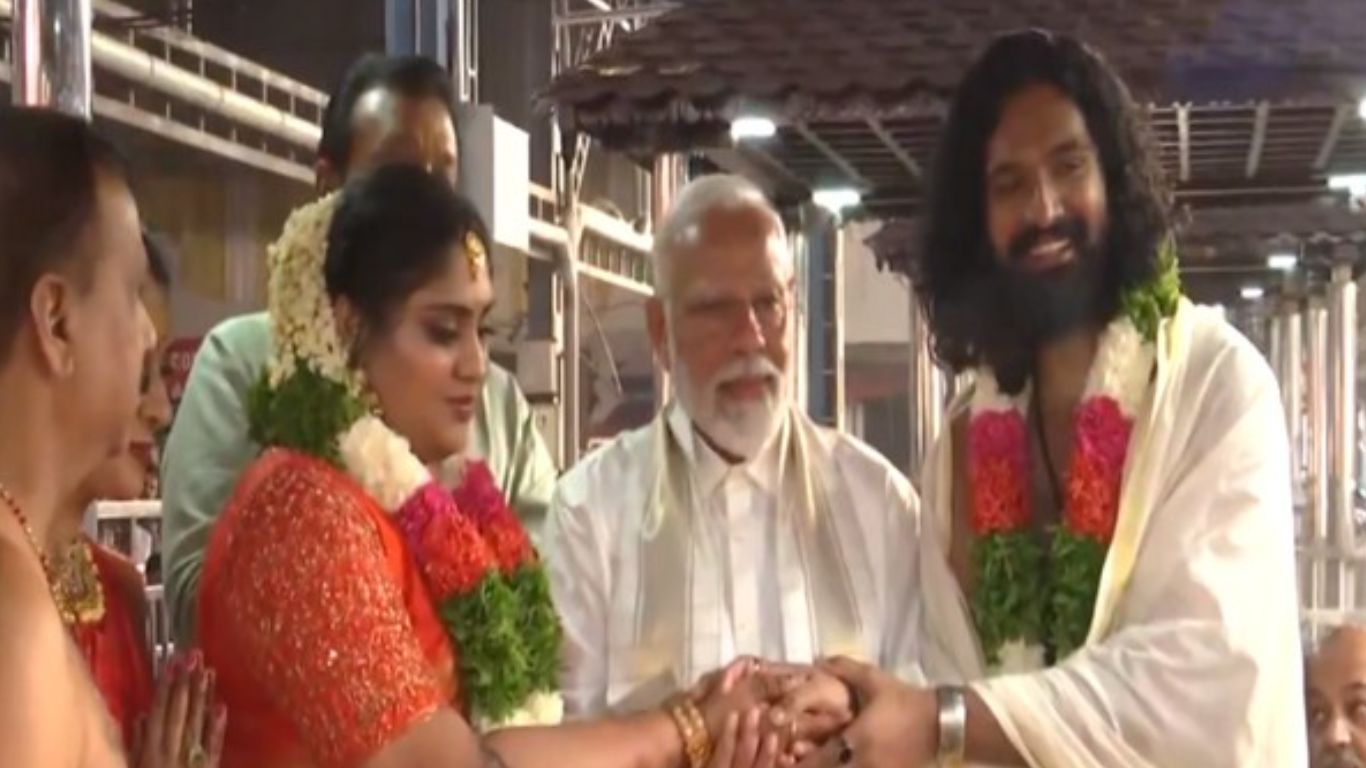 PM Modi: గుడిలో సురేశ్ గోపి కూతురి వివాహం.. హాజ‌రైన ప్ర‌ధాని మోడీ!