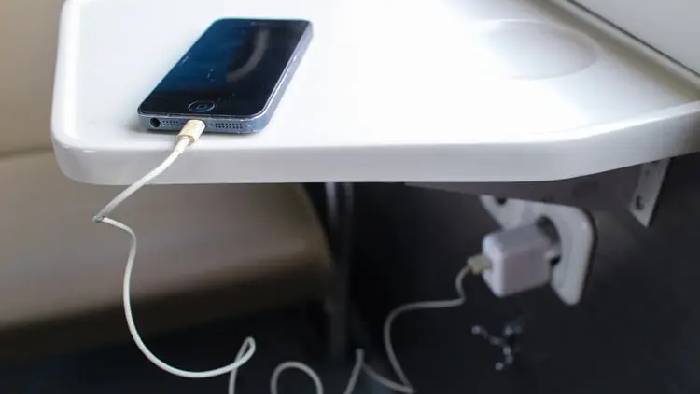 Man plugs kettle in train: రైలులోని మొబైల్ ఛార్జింగ్ సాకెట్‌లో నీటిని మరిగించేందుకు కెటిల్ పెట్టాడు.. ఆ తర్వాత జరిగింది ఇది..