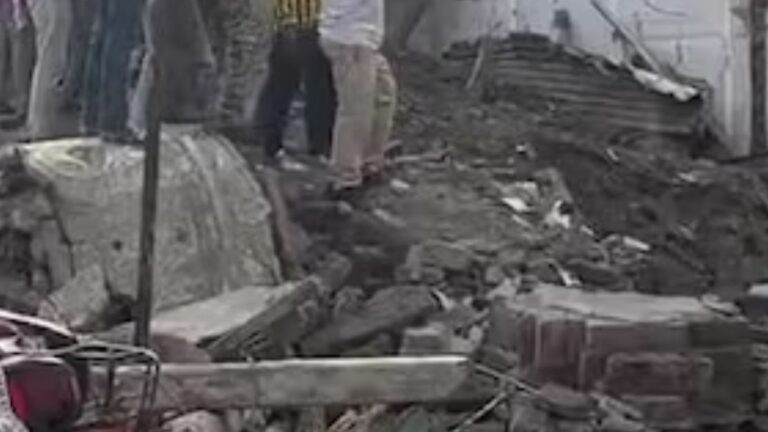 Prakasam: అందరూ చూస్తుండగానే.. కుప్పకూలిన మూడంతస్థుల భవనం!