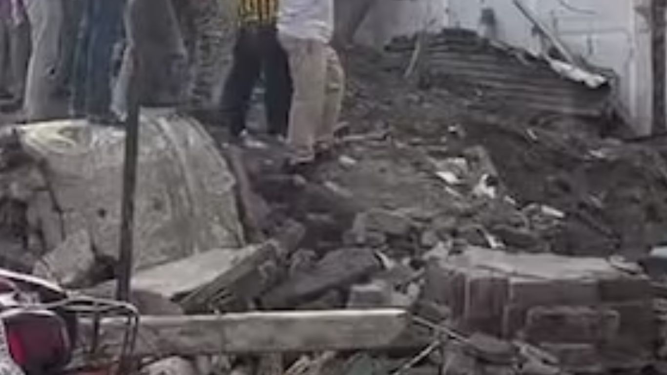 Prakasam: అందరూ చూస్తుండగానే.. కుప్పకూలిన మూడంతస్థుల భవనం!