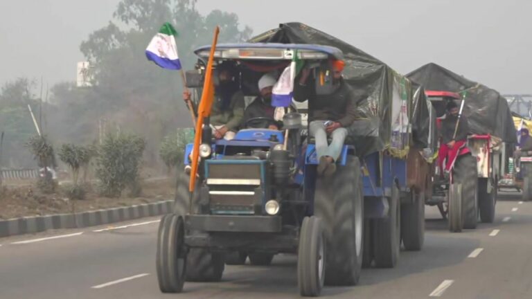 Delhi Chalo: అరగంటలో బారికేడ్లను బద్దలుకొడతాం అంటూ.. ‘ఢిల్లీ చలో’ మార్చ్‌ను ప్రారంభించిన రైతులు!