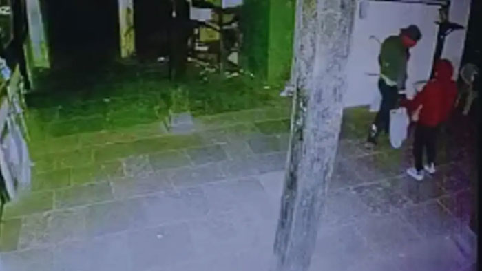 Pune: ఈవీఎం మిషన్⁬ను వదలని దొంగలు.. పూణేలో ఘటన