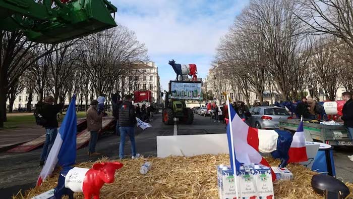 Farmers Protest: ఇండియాలోనే కాదు.. యూరప్ దేశాల్లో కూడా రైతులు రోడ్డెక్కారు..