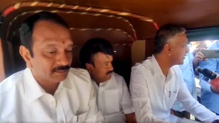 Telangana Assembly: అసెంబ్లీకి ఆటోలో వచ్చిన బీఆర్ఎస్ నేతలు.. మండలిలో నిరసన..!