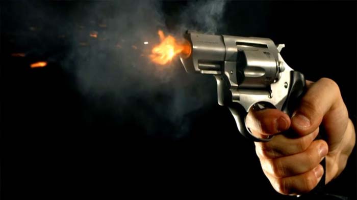 Crime News: తల్లి, సోదరిపై వేధింపులు.. అడ్డుకున్న విద్యార్థిపై దుండగులు కాల్పులు