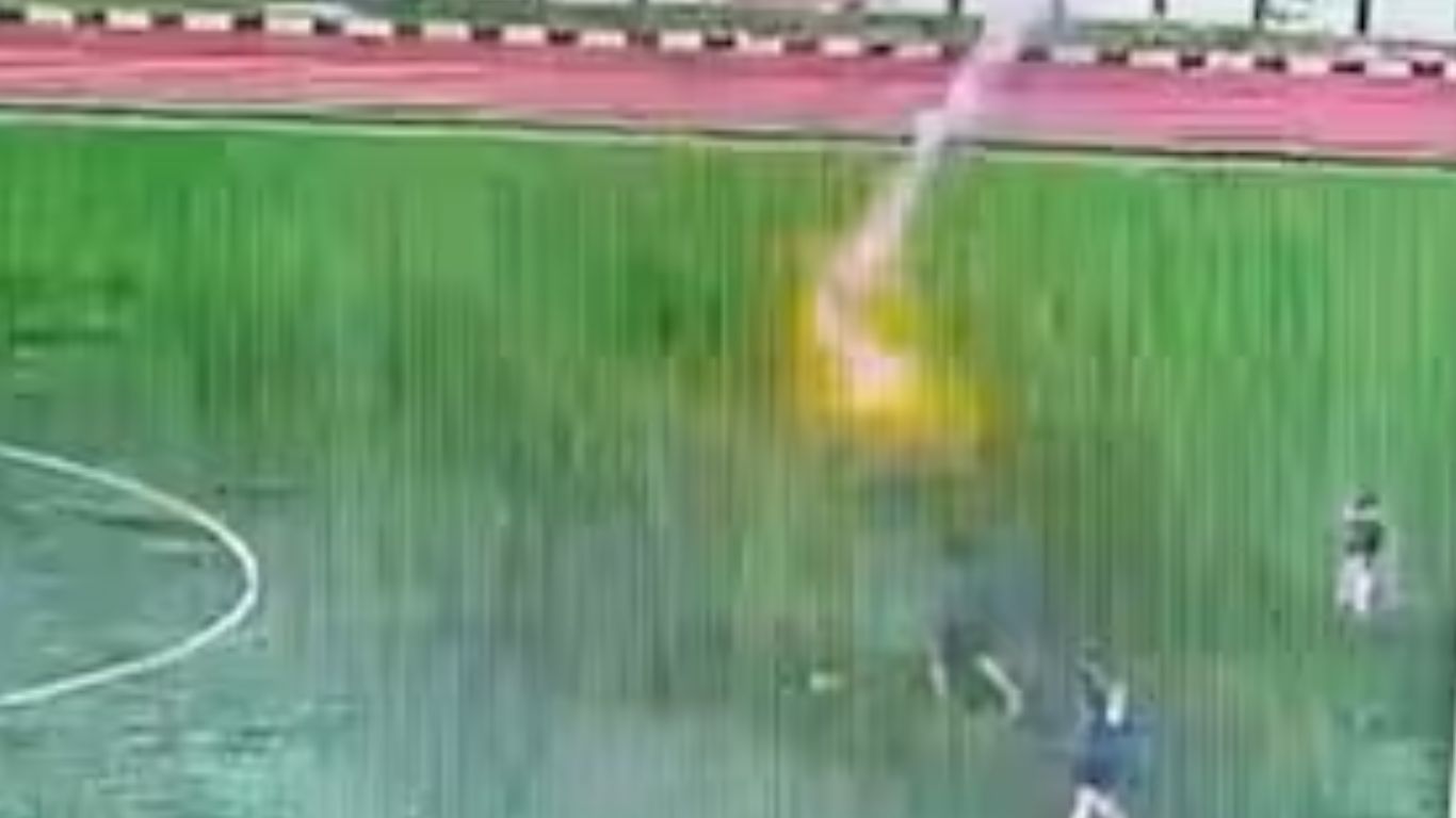 Indonesia Footballer: మైదానంలో పిడుగు.. మృతిచెందిన ఫుట్‌బాల‌ర్! వీడియో వైరల్