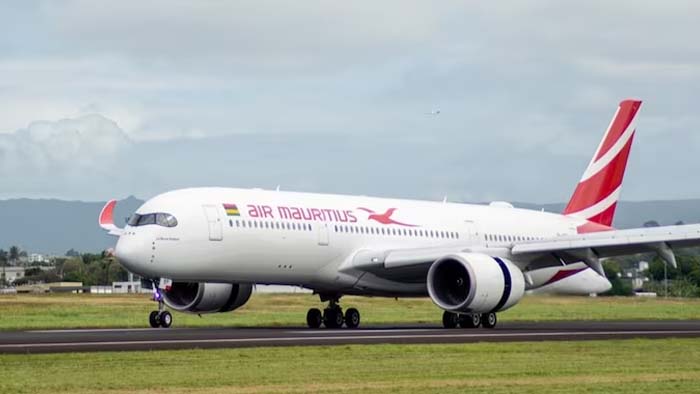 Maritius Flight: రన్‌వేపైనే నిలిచిన విమానం.. ఏసీలు ఆఫ్.. ఊపిరాడక చిన్నారులు..!