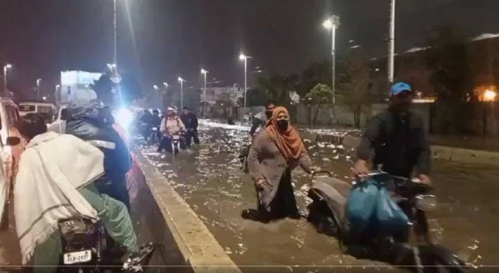 Pakistan : పాకిస్థాన్‌లోని కరాచీలో వర్ష బీభత్సం.. కరెంట్ కట్, కొట్టుకుపోయిన కార్లు