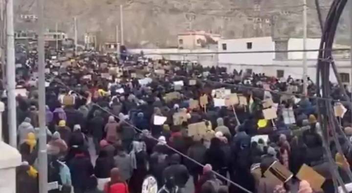 Ladakh : నాలుగు డిమాండ్లతో లడఖ్ లో రోడ్లపైకి వచ్చిన వేలాదిమంది జనాలు